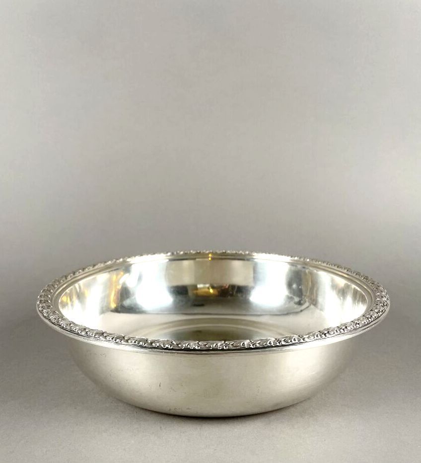 Null Body of a circular vegetable dish in silver with a leafy border
(Shocks.)
W&hellip;