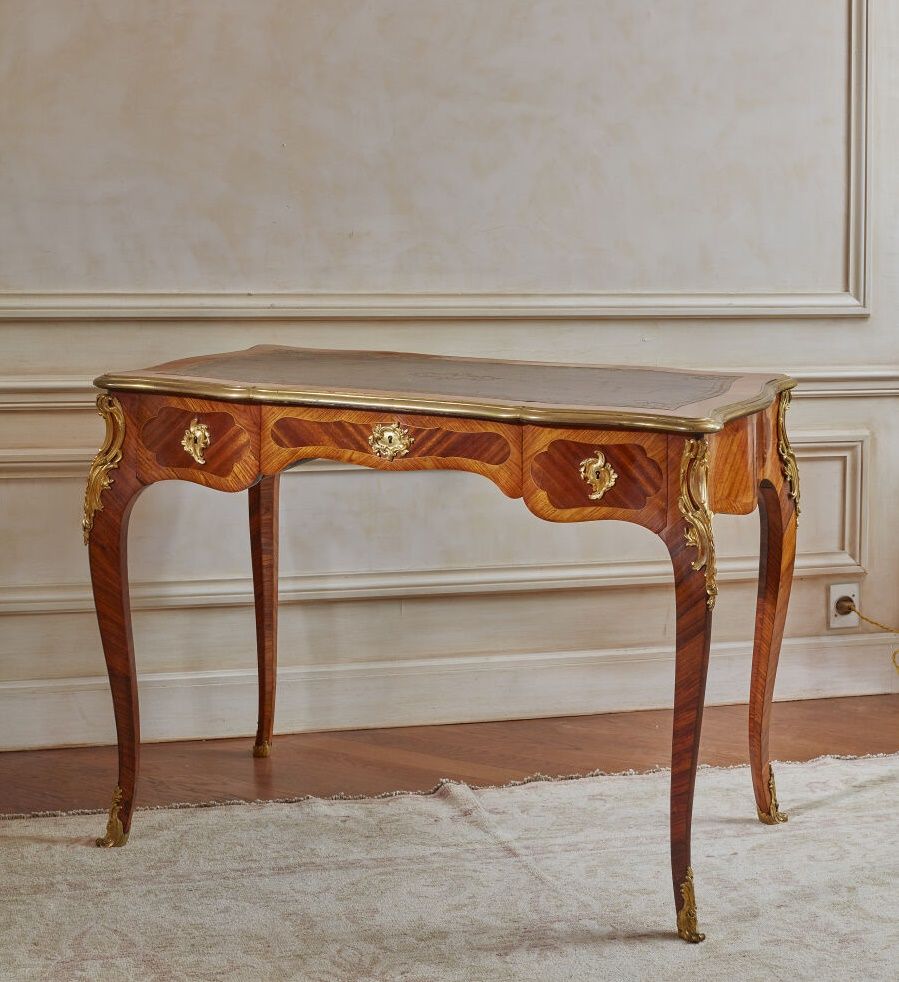 Null 小型平坦的女式书桌，用木皮做的，放在凸起的腿上。 
顶部有一个轮廓的边缘，周围有奥妙的模子，上面覆盖着棕色的皮革。镀金的青铜装饰，包括Rocaille&hellip;