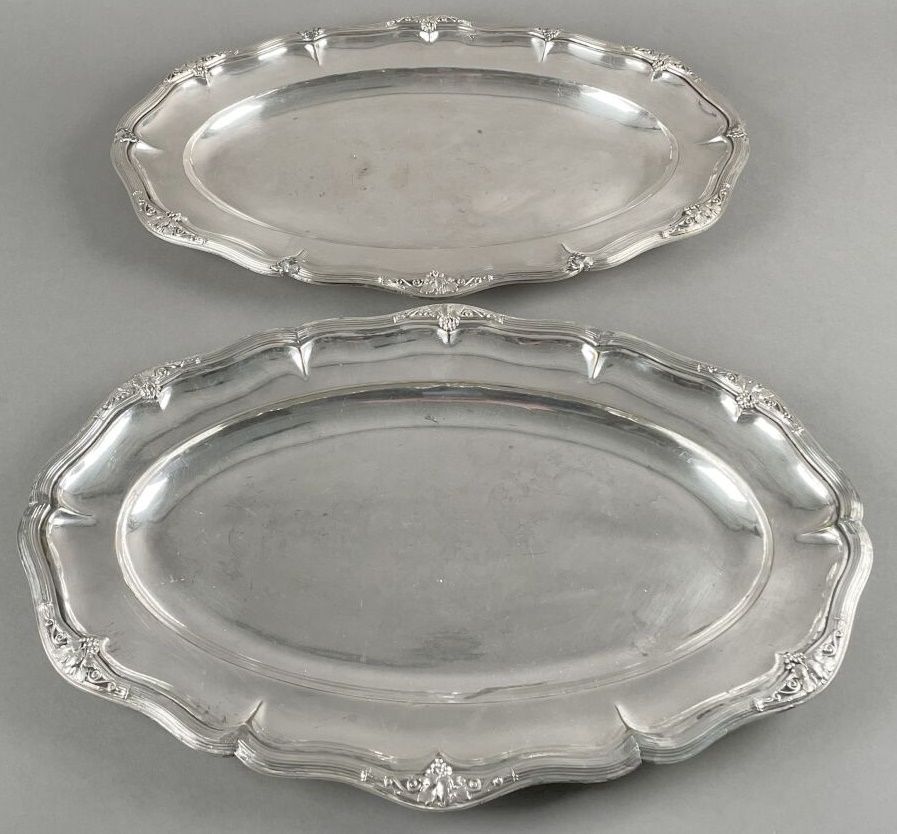 Null Coppia di piatti ovali placcati in argento e decorati con tralci di vite, m&hellip;