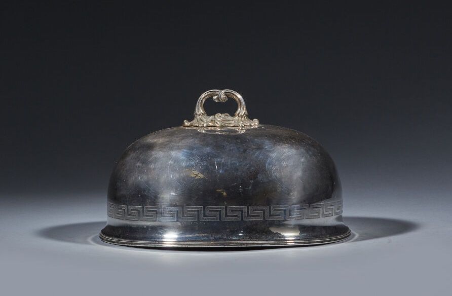 Null Una grande campana da portata ovale in argento, decorata con un fregio grec&hellip;