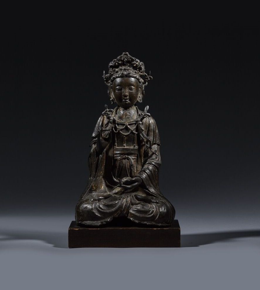 Null 中国 - 明朝 (1368-1644)
铜像，有棕色铜锈和金漆的痕迹，观音坐于禅定中，左手持布施钵，右手持金刚杵，身上饰有丰富的珠宝，佛像装饰在她的头&hellip;