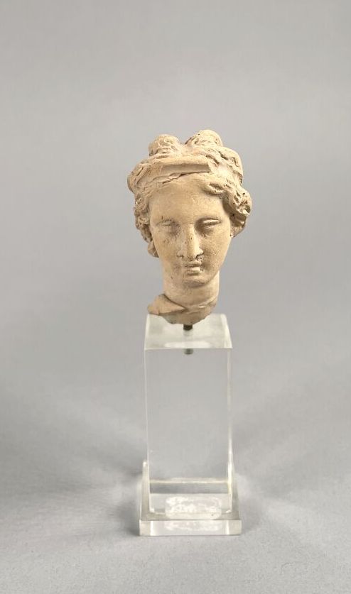 Null Testa femminile con capelli pettinati a strisce
Grande terracotta
Grecia, p&hellip;
