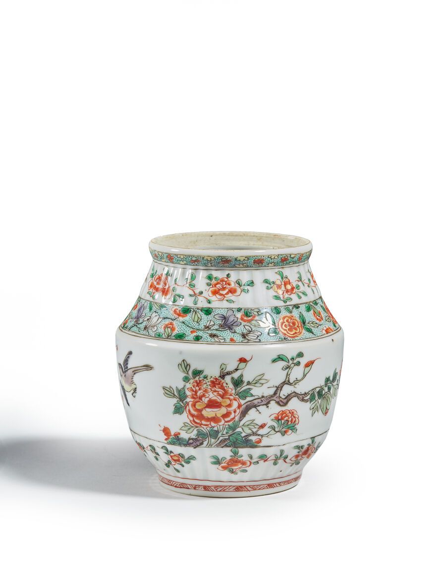 Null CHINE - Époque KANGXI (1662-1722)
Petit pot côtelé en porcelaine à décor en&hellip;