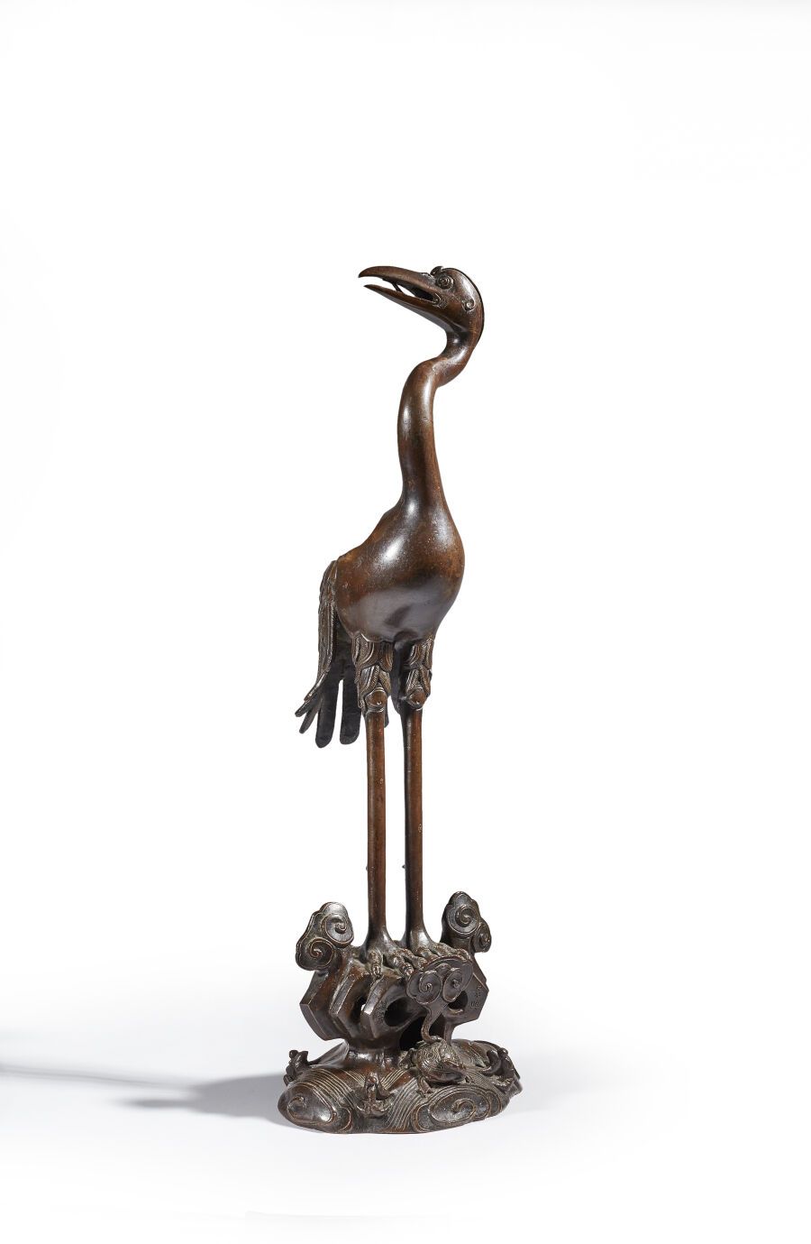 Null 中国 - 18世纪
大型铜鹤，有棕色的铜锈，形成一个有盖的香炉，描绘的是站立，头转向右边，翅膀上带着一个双葫芦瓶，上面有细密追逐的羽毛，站在岩石上，周&hellip;