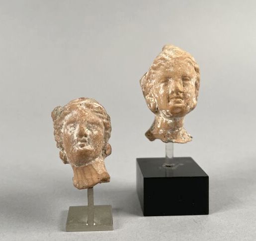 Null Grande Grèce, époque hellénistique
Lot composé de deux têtes féminines 
Ter&hellip;