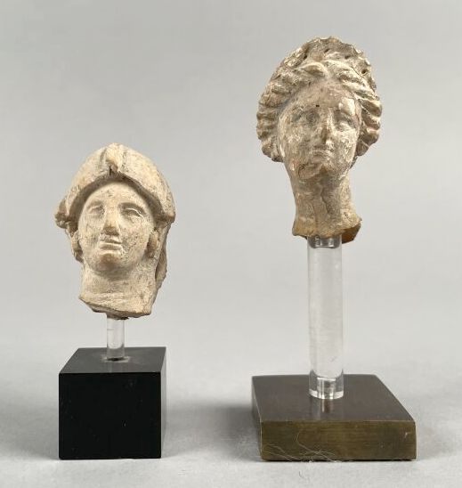 Null 希腊，希腊化时期
拍品包括两个女性头像，一个带着面纱，另一个戴着发髻和头饰
兵马俑
雕塑高度约4.5和5.5厘米 
一个底座："Claude de M&hellip;