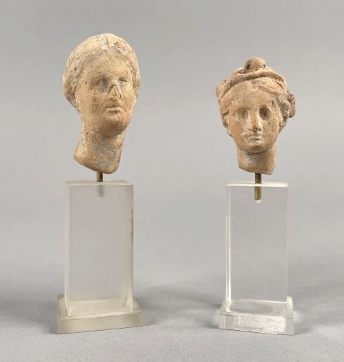 Null 大希腊，希腊化时期
由两个女性头像组成的拍品 
兵马俑
(鼻子不见了。)
高度为约4和5厘米 

出处：1980年代从Nina Borowski画廊获&hellip;
