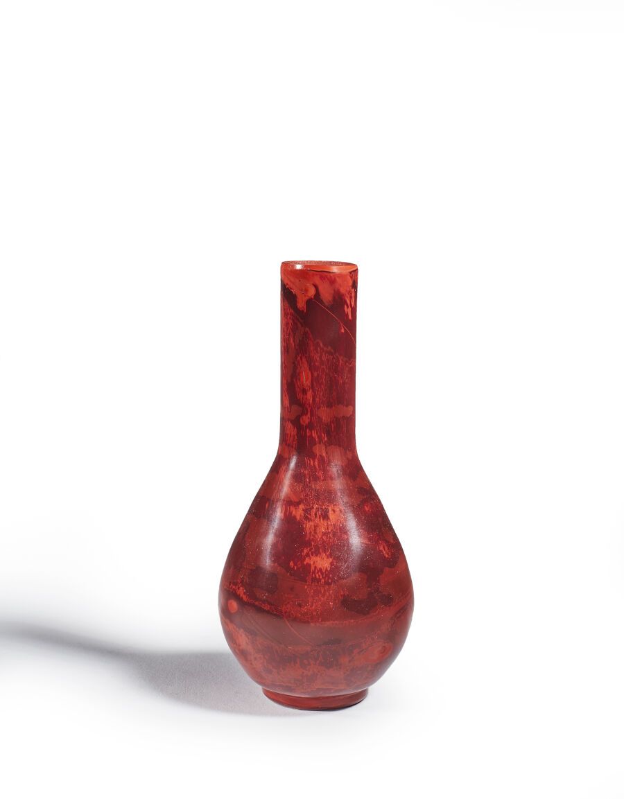 Null CHINE - XVIIIe-XIXe siècles
Vase bouteille en verre rouge marbré à l'imitat&hellip;