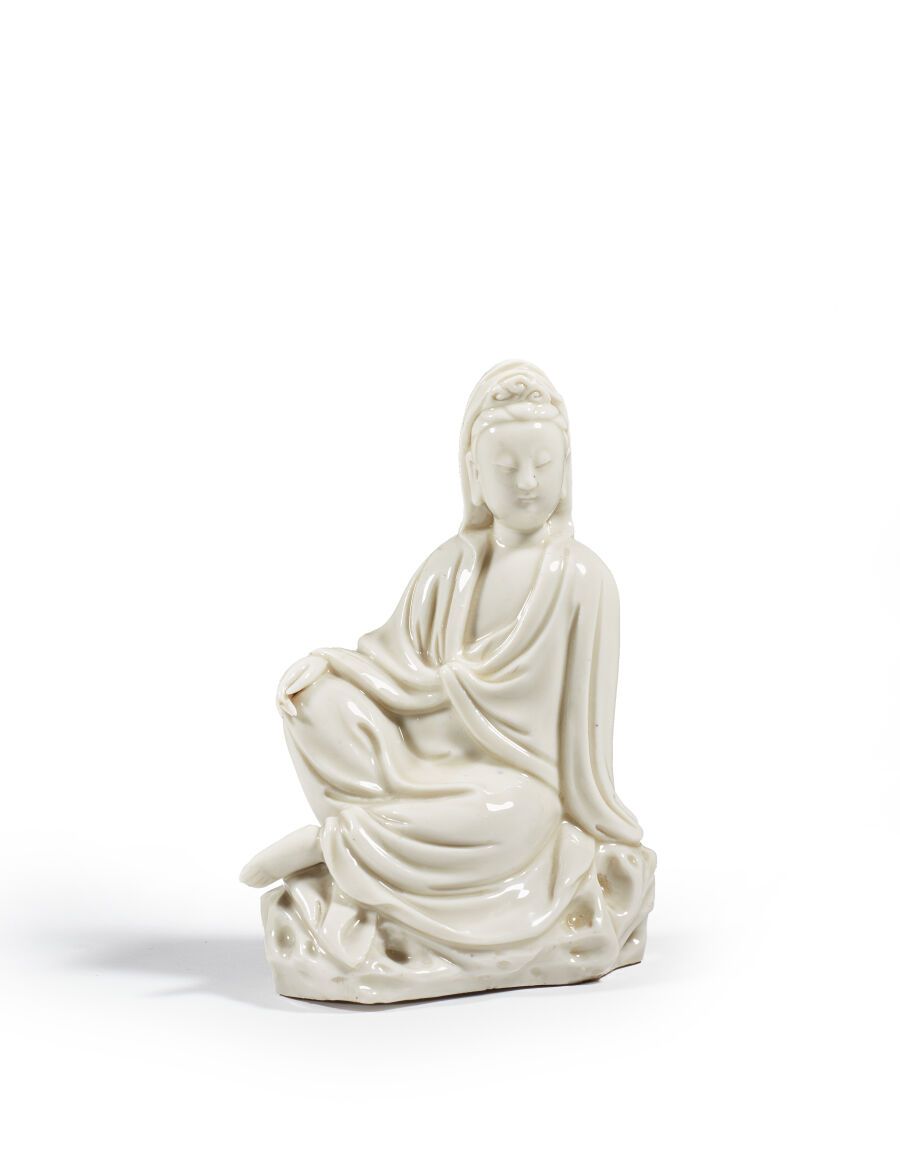 Null 中国 - 18世纪
中国白瓷观音，悠闲地坐在石头上
(事故为一手指。) 
高14.5厘米；宽度：10.5厘米 

专家 : Cabinet PORTI&hellip;