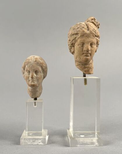 Null 大希腊，希腊化时期
由两个带包子的女性头像组成的拍品
兵马俑
雕塑高度约3.5和4.5厘米 

出处：1980年代从Nina Borowski画廊购得&hellip;