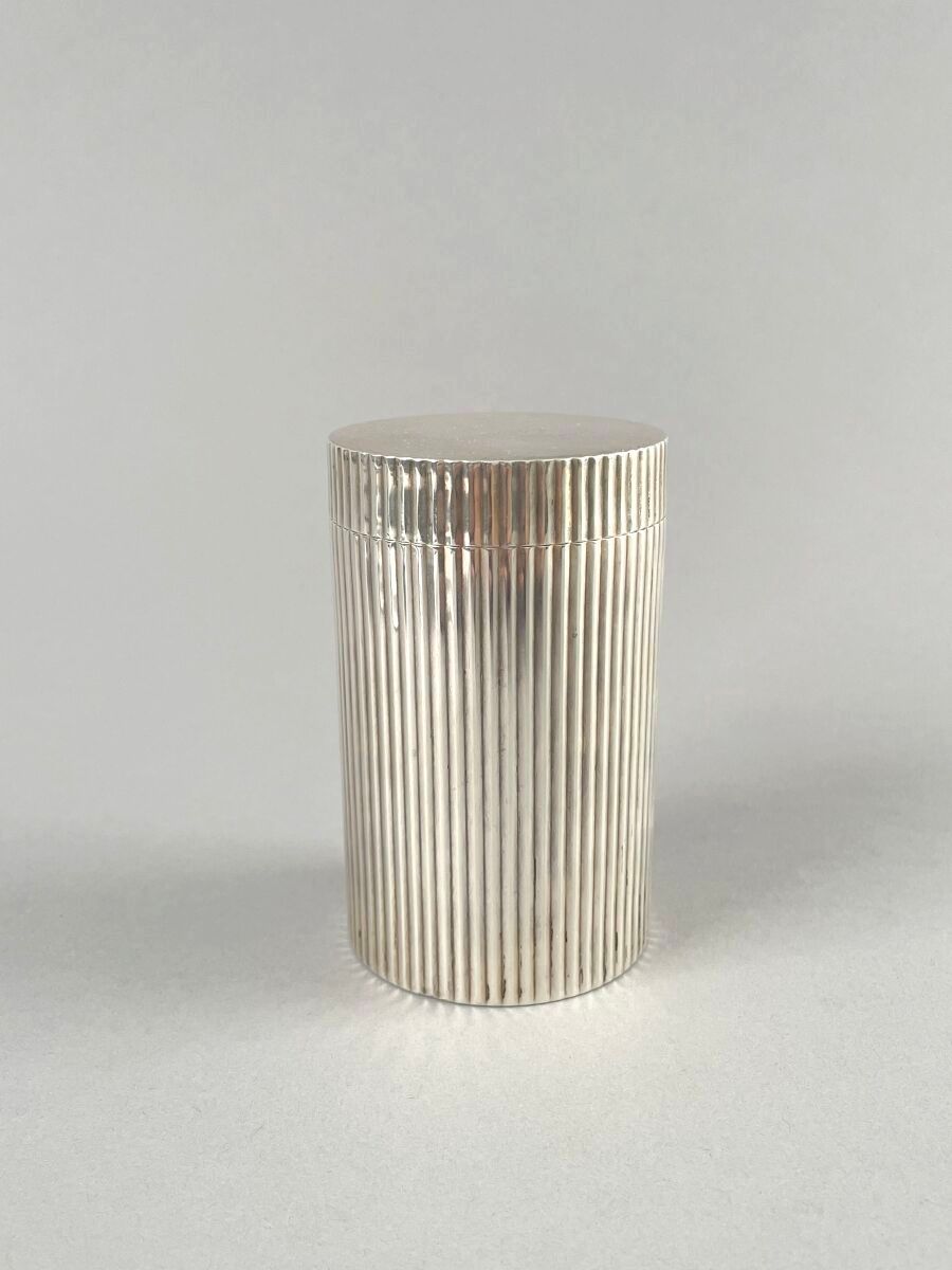 Null PUIFORCAT
Pot cylindrique couvert en argent à décor cannelé.
(Usures.) 
Poi&hellip;