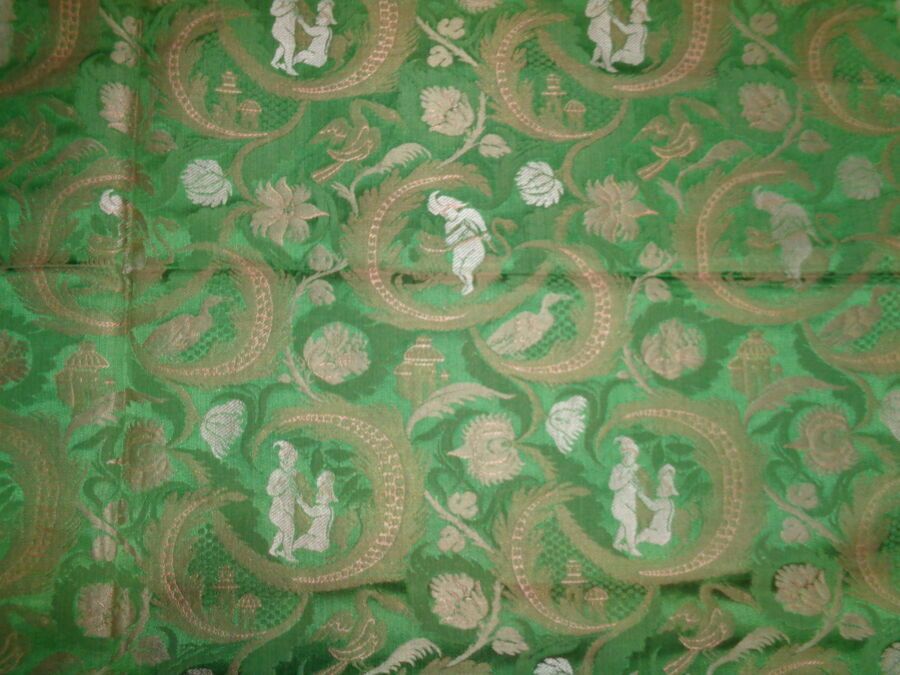 Null 1690-1720 年风格的奇异灯罩，绿色缎底，奶油色和金色装饰，叶片中的精灵、狮子和鸟，宝塔。
可能与阿贝格基金会收藏的威尼斯，约 1710 年的碎&hellip;