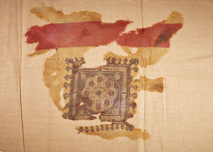 Null "塔布拉"，科普特挂毯碎片
埃及，伊斯兰早期，8-12 世纪
毛织挂毯的残片，方形装饰元素，多色装饰，由交织的丝带组成一个大莲座，并置于编织丝带的框架&hellip;