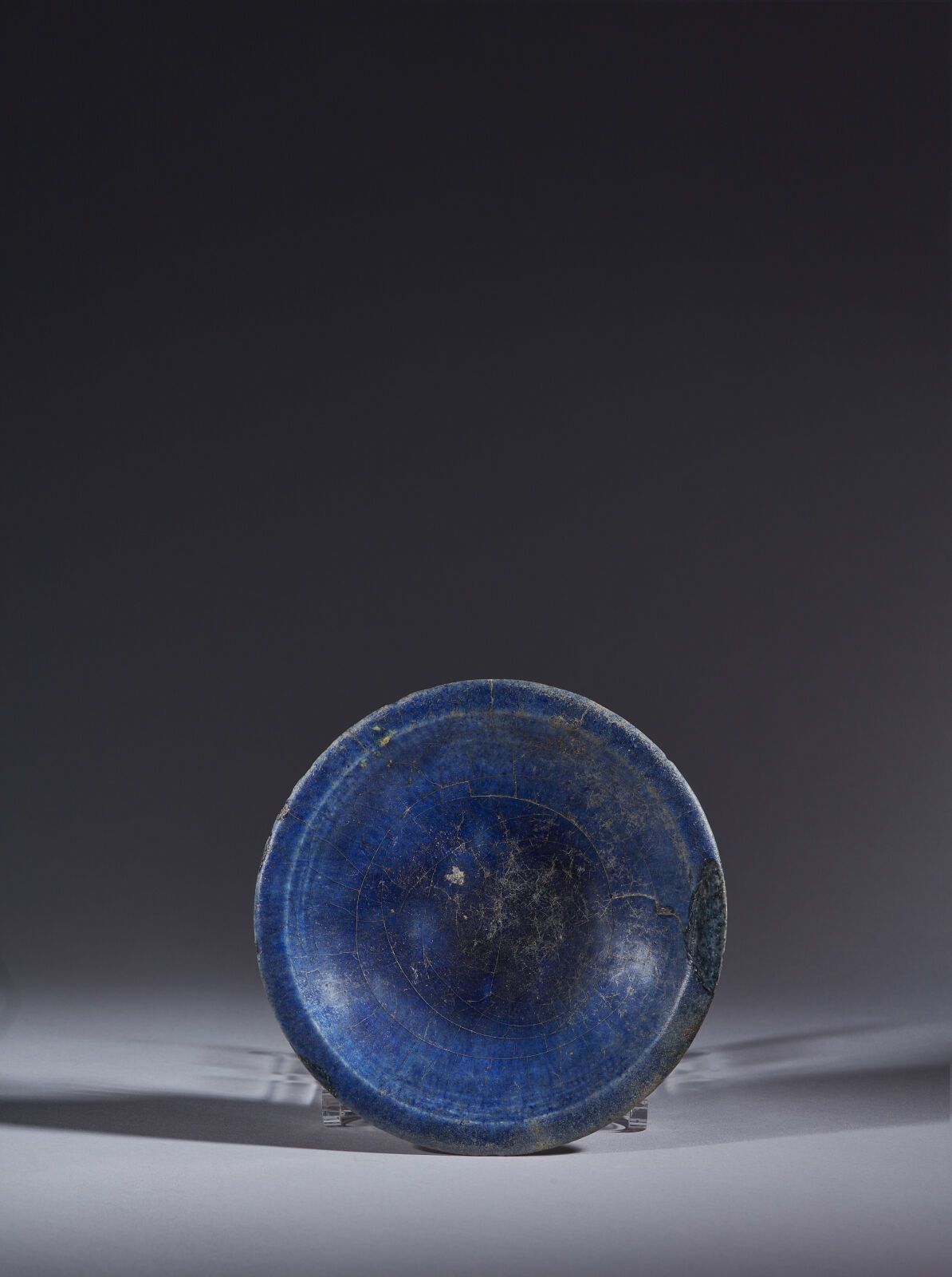Null 伊朗，12-13 世纪
硅质陶瓷盘，口沿外撇，施单色钴蓝釉，无装饰。 
(修复，有明显断裂，边缘有小部分缺失）。
高3 厘米；直径：15.5 厘米

&hellip;