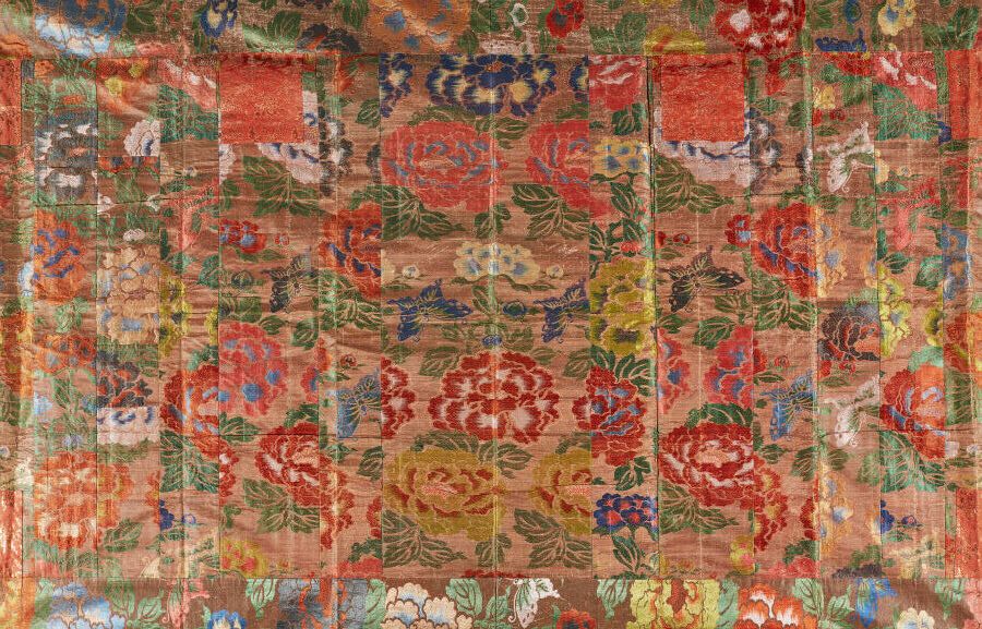 Null Kesa 或僧侣斗篷，日本，约 1800 年，织锦，金色氧化背景，多色丝绸织锦花卉装饰。
198 x 115 厘米