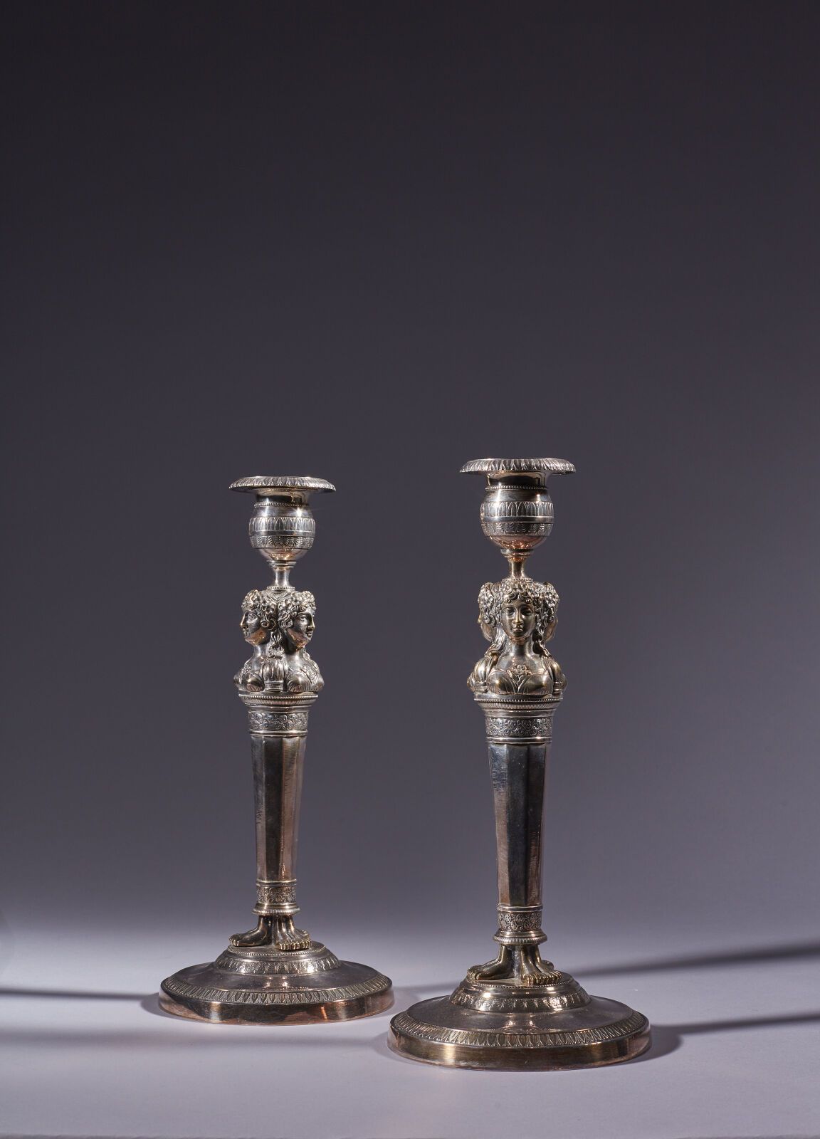 Null Pair of silver-plated torches decorated with three busts of women in the an&hellip;