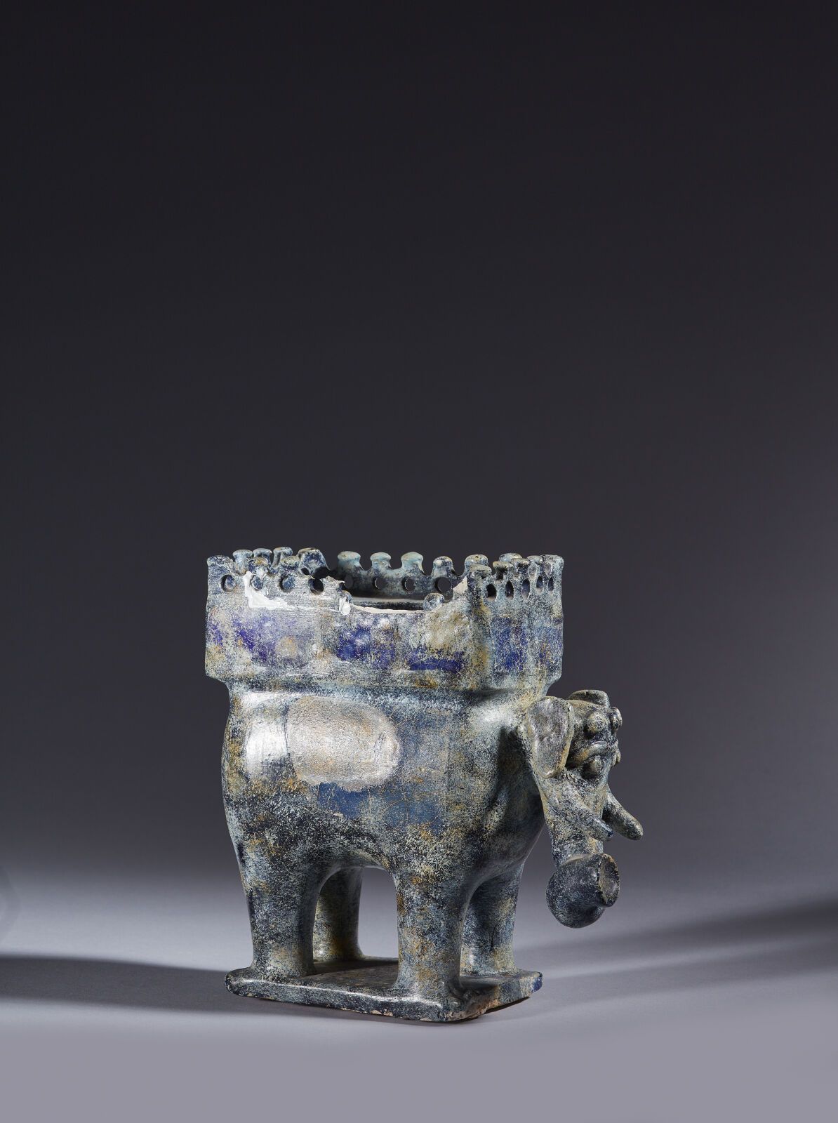 Null 伊朗，12-13 世纪
圆形硅质陶瓷人像，钴蓝色单色釉下有模制装饰，描绘的是一头站立在细长方形底座上的大象。大象背上背着一顶轿子的下半部分，轿子边缘装&hellip;