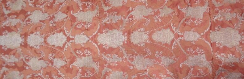 Null 宽幅锦缎，18 世纪早期，旧粉色锦缎上饰有蕾丝丝带和棕榈，银色锦缎上饰有树叶和花朵，带有收藏者印章。
573 x 50 厘米

附：一块在灰色背景上装&hellip;