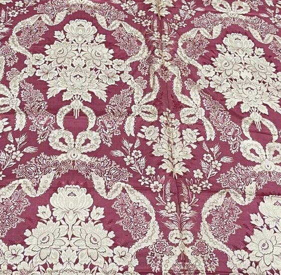 Null 双色锦缎，18 世纪风格，覆盆子色背景，蕾丝花边丝带中的奶油色花朵装饰，带有收藏者印章。
11.02 x 1.16 米