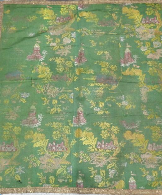 Null 奇异的灯笼桌毯，18 世纪，绿色法兰绒底色，多色真丝锦缎装饰，树干和花朵中的城堡，小教堂，金色编织（磨损，撕裂）。
110 x 101 厘米