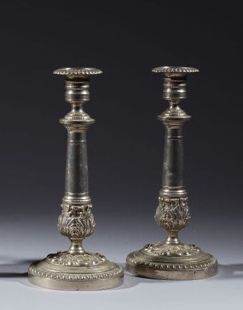 Null 一对镀银青铜火炬，桶状的炬柄安放在圆形底座上，底座上装饰有树叶和榴莲。
十九世纪
高高：28 厘米