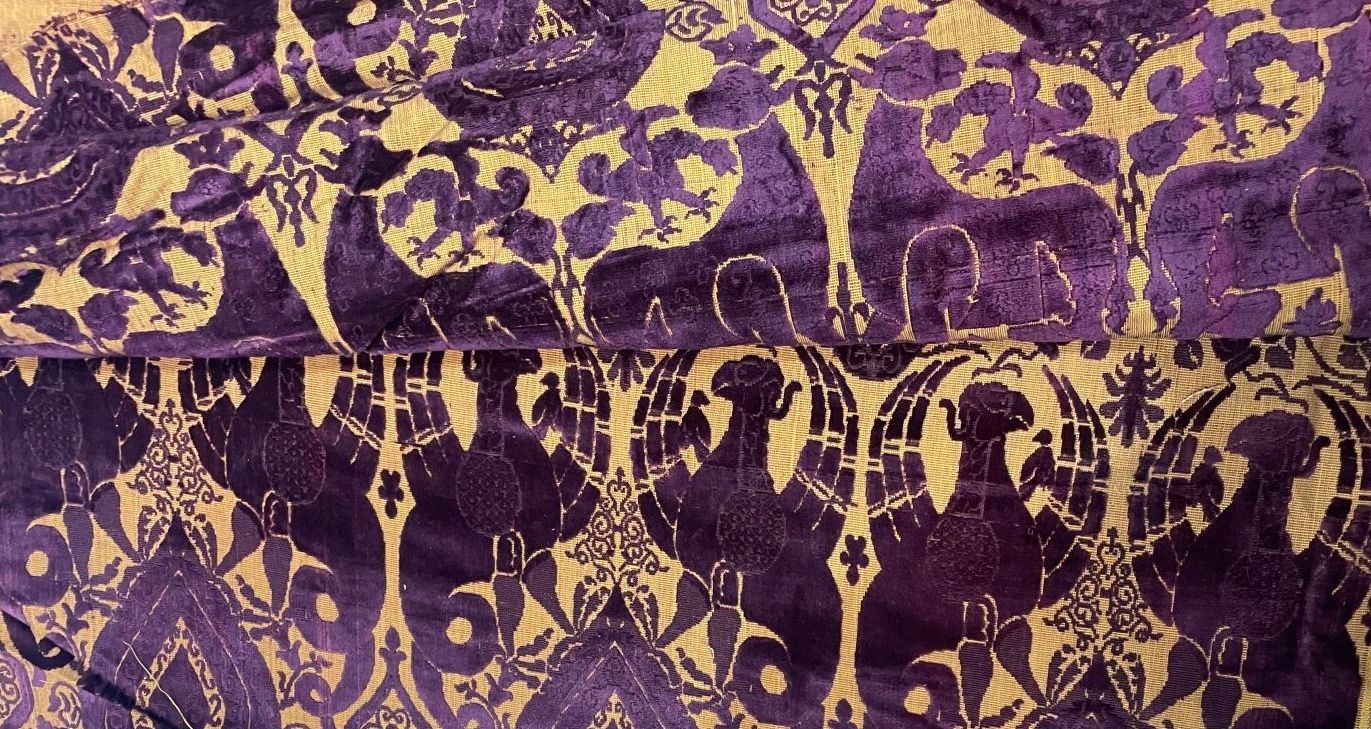 Null 8-10 世纪中亚编织品的天鹅绒复制品，黄色背景，棕榈叶周围有狮身人面像和鹿的紫色装饰。
长 12.54 米，宽 61 厘米
