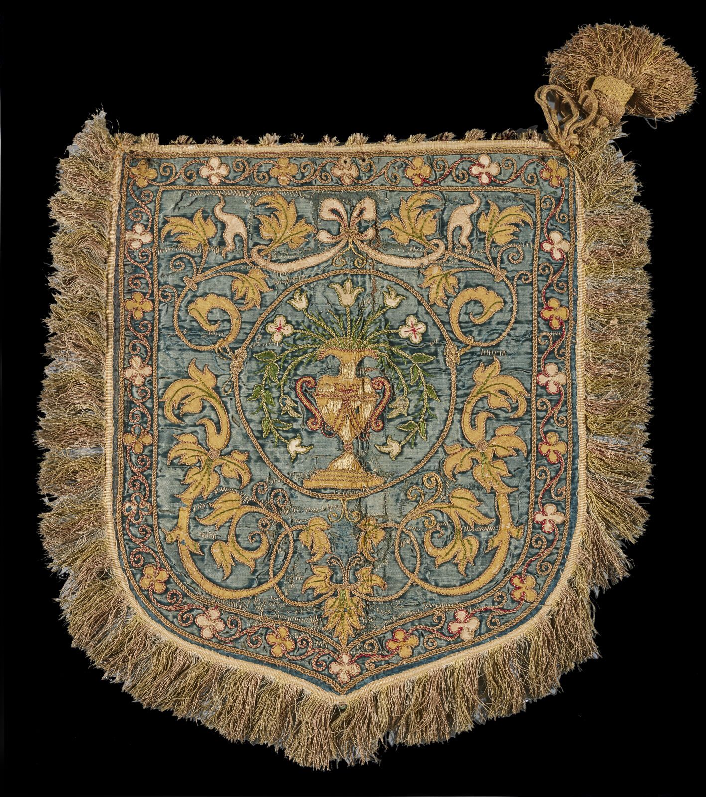 Null 伴侣，西班牙，16 世纪
蓝色天鹅绒上绣有贴花和多色丝绸花瓶图案，有流苏（天鹅绒绒毛磨损）。
51 x 42 厘米