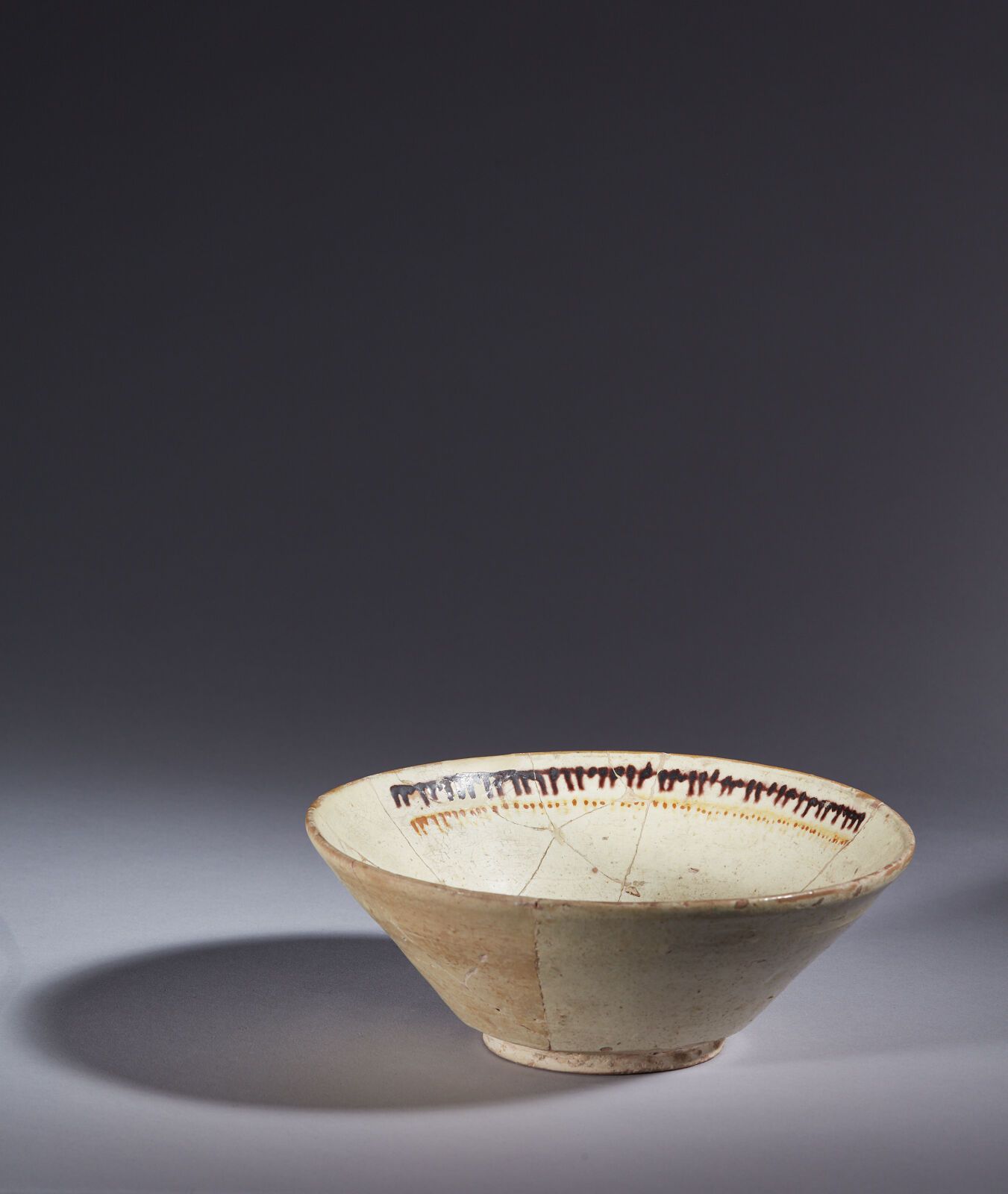 Null IRÁN ORIENTAL, NISHAPOUR, siglo X
Cuenco troncocónico de cerámica arcillosa&hellip;