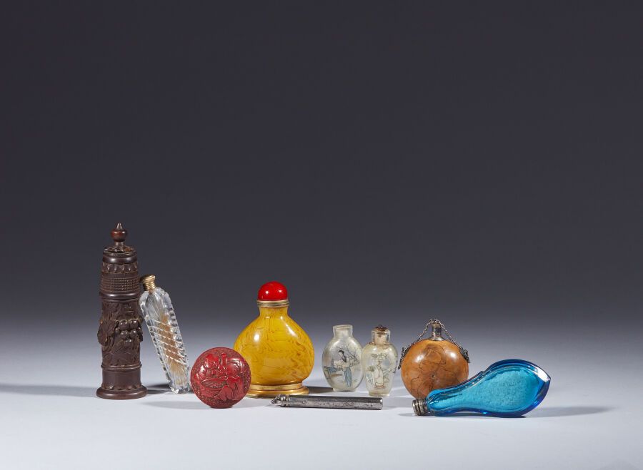 Null 一套香水瓶和小容器，包括 ：
- 两个切割玻璃香水瓶，一个蓝色；高：8.5 厘米和 9.5 厘米。高：8.5 和 9.5 厘米 
- 一对装饰有人物的&hellip;