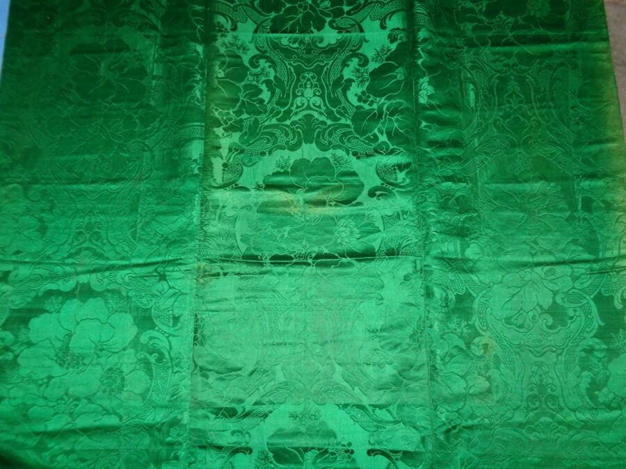 Null 拿破仑三世时期的翠绿色锦缎镶板，叶丛中的花朵。
米数：942 厘米，3 条镶板（314 x 160 厘米）