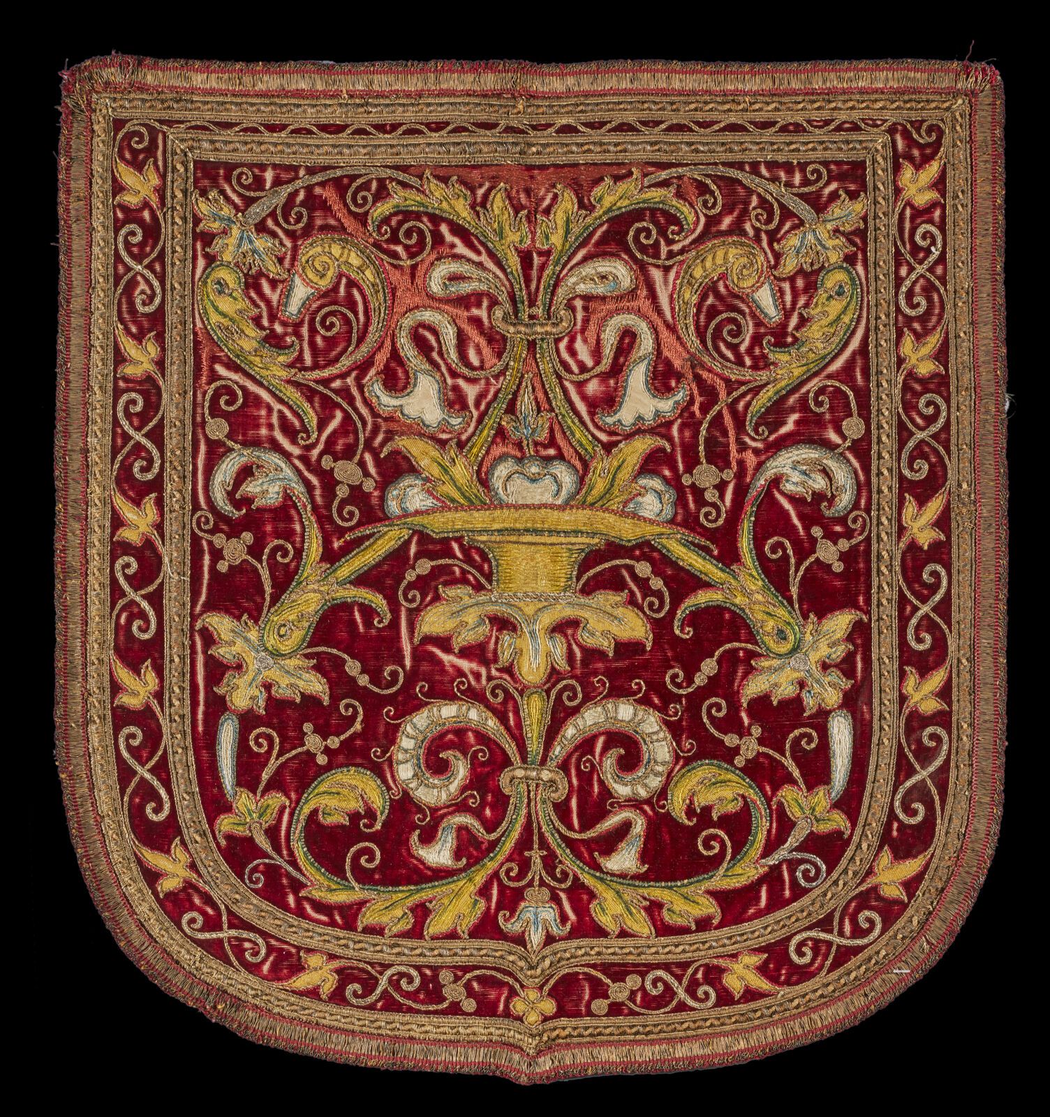 Null Chaperon, Italie, XVIe siècle
Velours brodé en soie polychrome et fil d'or &hellip;