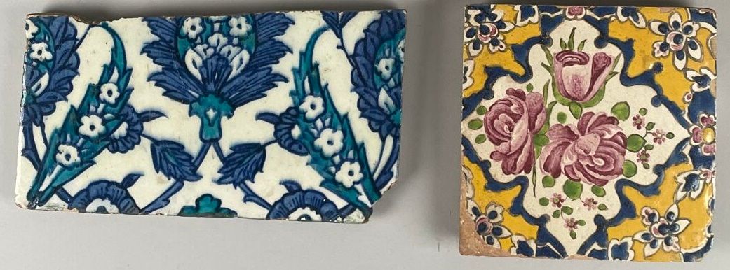 Null 奥斯曼土耳其，伊兹尼克，17 世纪；卡扎尔伊朗，19 世纪
两块花卉图案瓦片 
绿松石色和钴蓝色饰有 "saz "棕榈和花朵的瓦片的一部分。方形瓦片饰&hellip;