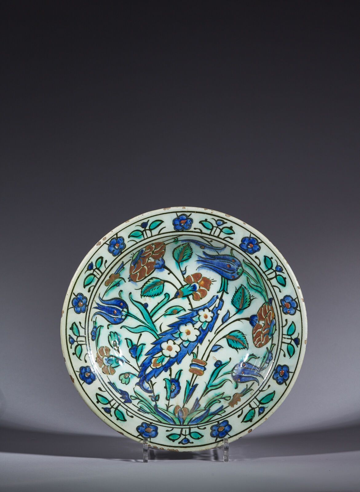 Null 奥斯曼土耳其，伊兹尼克，16 世纪末 17 世纪初
带大 "萨兹 "棕榈的盘子
带有多色彩绘装饰的硅质陶瓷盘。密集的花卉图案点缀着一个 "萨兹 "棕榈&hellip;
