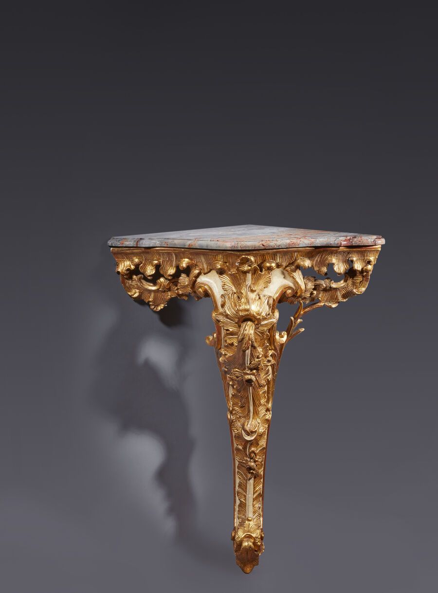 Null 彩绘和镀金木制梳妆台，饰有叶片和罗凯纹装饰；萨兰科林大理石桌面（据说是后来制作的）。
意大利，18 世纪中期。
(磨损、小事故和缺件）。 
高88 厘&hellip;