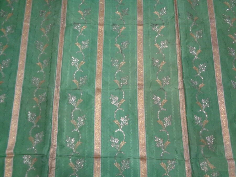 Null 路易十六时期的锦缎镶板，绿色塔夫绸，金色和银色镶边和锦缎，花叶间有花环和棕榈。
长度：6.50 米，由三条缝合而成（220 x 159 厘米）