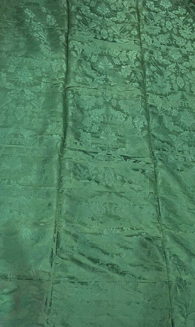 Null 18 世纪风格的菠菜绿锦缎镶板，棕榈、花朵和草丛中的石榴（染色）。
尺寸：801 厘米，由三条缝合而成（267 x 150 厘米）。