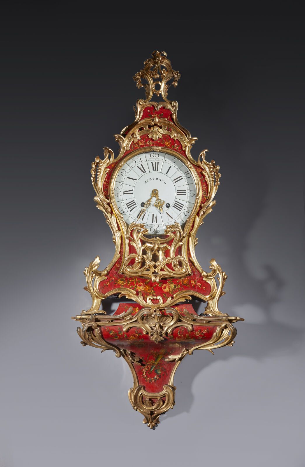 Null 木质彩绘和青铜镀金挂钟，红底花卉和奖杯装饰，表盘上有贝特朗签名
路易十五时期
(修复）。
高度：78 厘米；宽度：48 厘米；深度：25 厘米。78 &hellip;