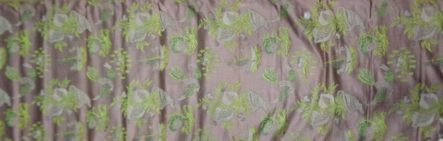 Null 1690-1720 年代风格的怪异灯笼，旧粉色凹槽背景，绿色、奶油色和蓝色丝绸锦缎装饰，花簇、小船、鸟和房屋。带有收藏印章。
350 x 55 厘米