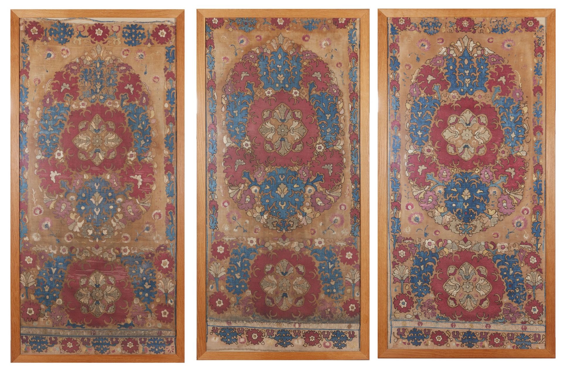 Null 三幅 "阿尔及尔刺绣
北非，阿尔及利亚，18 世纪晚期至 19 世纪
三件灰色亚麻布花蕊刺绣挂毯，主要用蓝色、红色和白色丝线以及金色或银色金属线刺绣。&hellip;