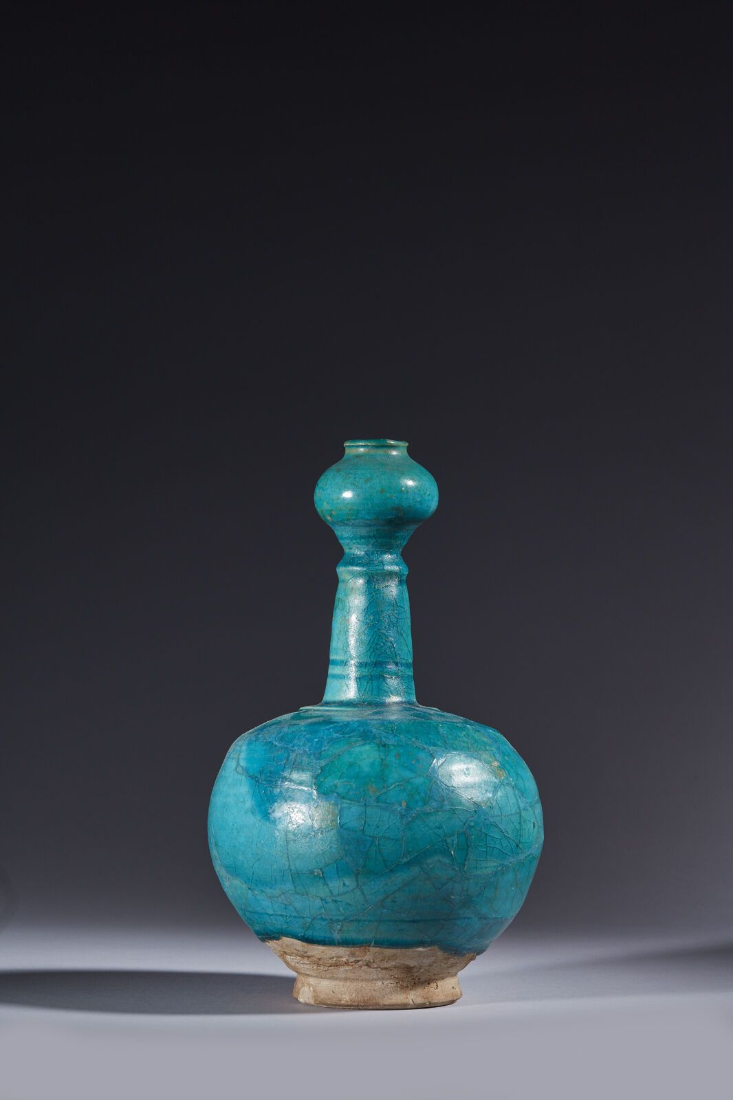 Null 伊朗，12-13 世纪
硅质陶瓷瓶，长颈，上有一个球茎，单色绿松石釉下的颈部有鏤刻的线条装饰。
(灯泡已被拆除，瓶身严重破损，轻微损坏已修复，可能还添&hellip;