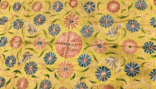 Null 18世纪早期，黄色塔夫绸，用马约里卡针法绣有花鸟卷轴（状况良好）。
103 x 177 厘米