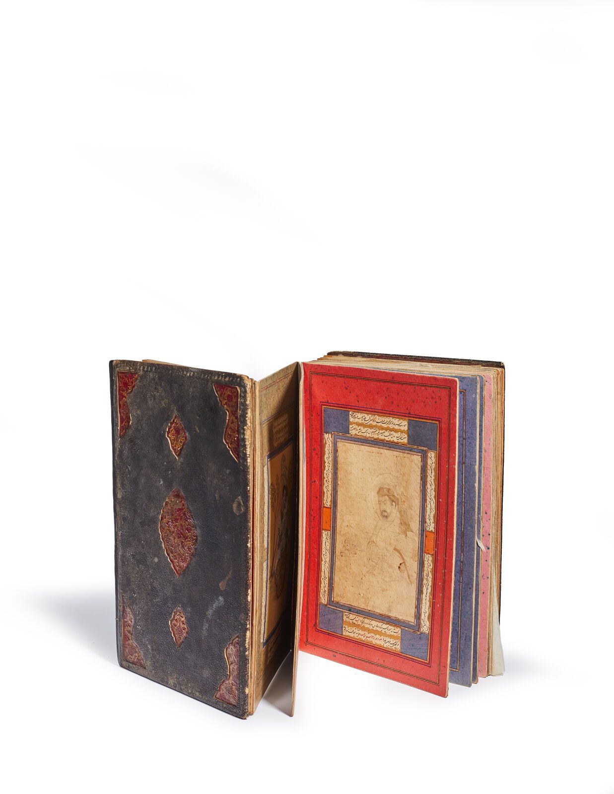 Null 伊朗，19 世纪晚期至 20 世纪
相册（muraqqa'）由 32 页手风琴式卡片组成，彩色页边成对交汇。18 页正面装饰有微型画、素描、水粉画和镀&hellip;