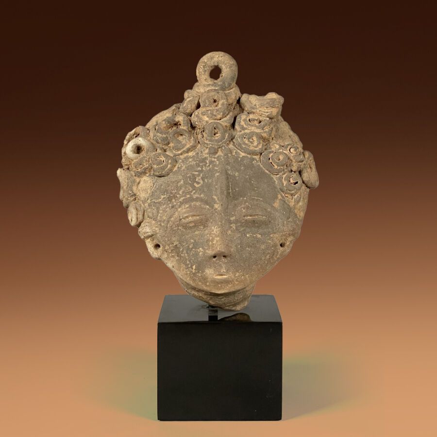 Null Ashanti terracotta head
Ghana
Height: 33 cm
 
Elegant Ashanti terracotta he&hellip;