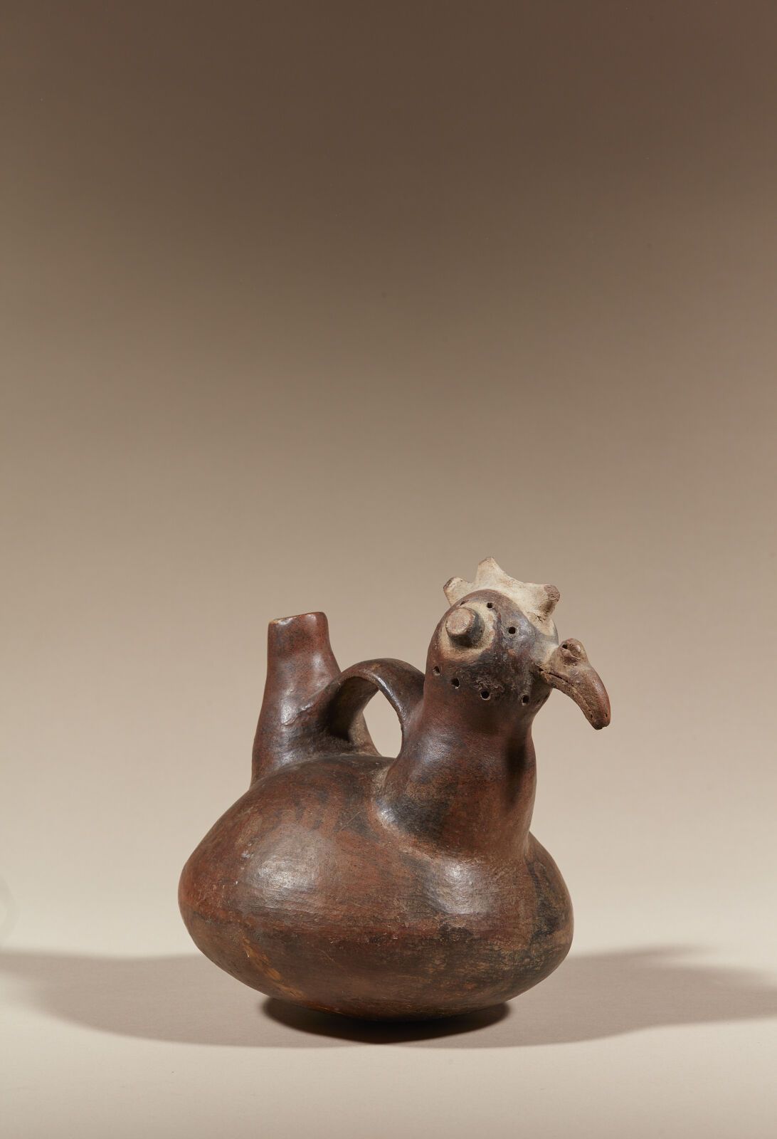 Null Vase siffleur aviforme
Terre cuite brune et crème
Culture Vicús, Pérou
500 &hellip;