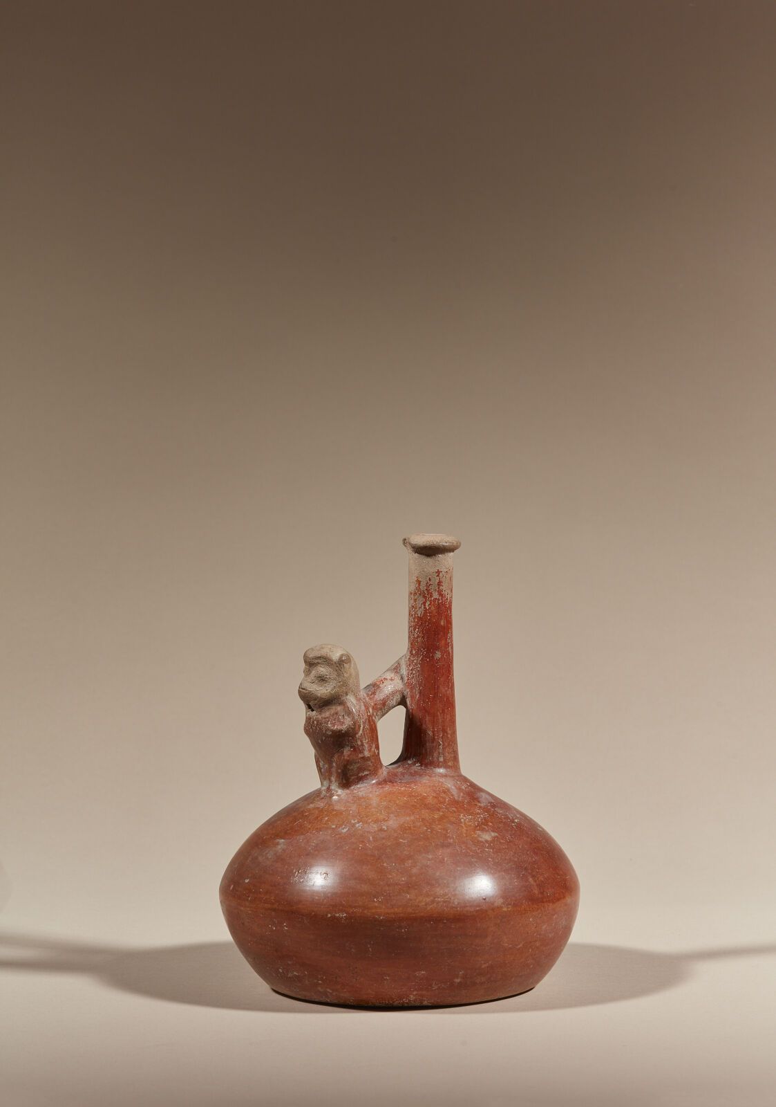 Null Vase décoré d'un singe
Terre cuite à engobe rouge
Culture Chorrera, Équateu&hellip;