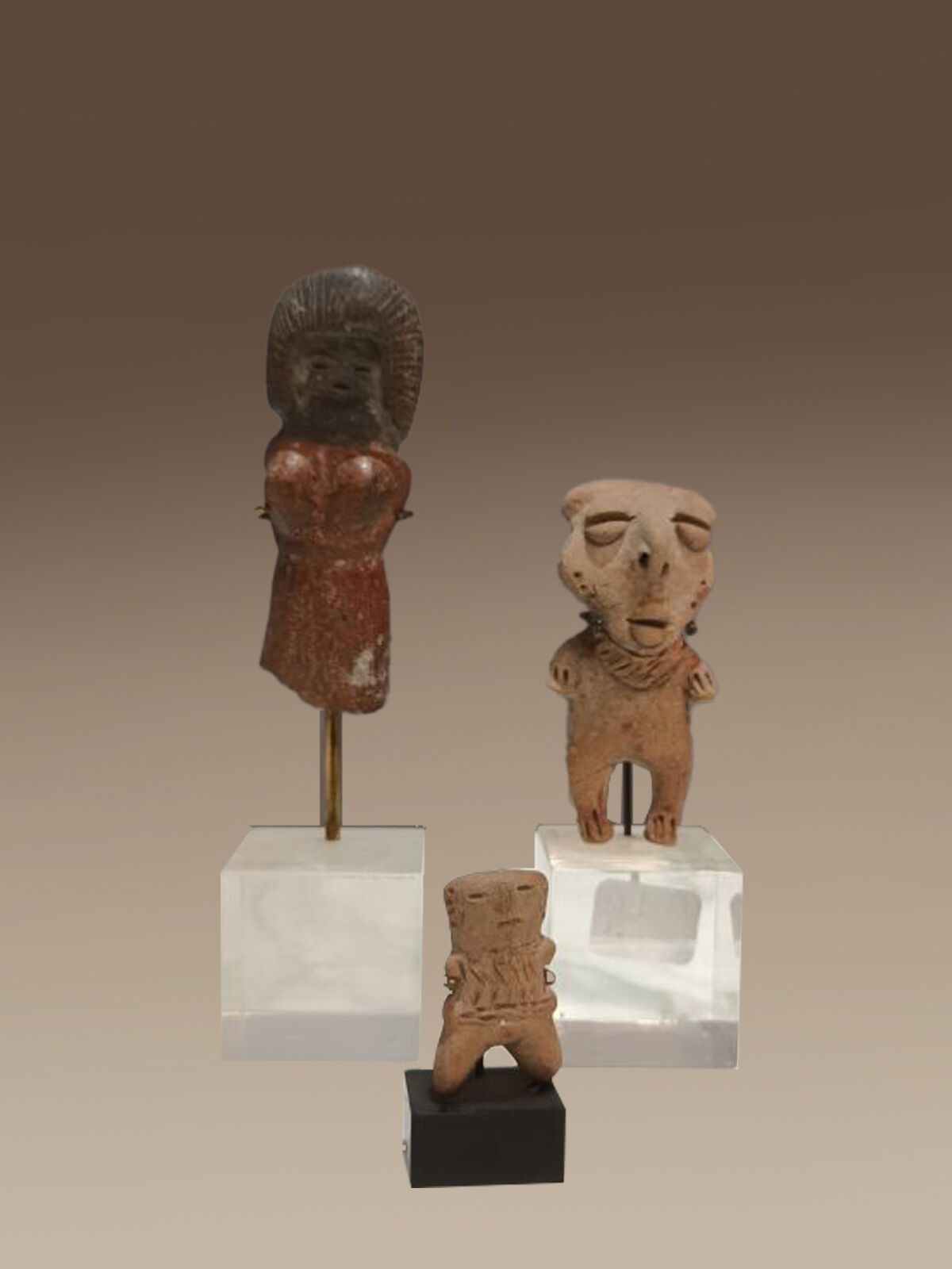 Null Lot composé de 3 déesses : 
La première en terre cuite brun noir et rouge d&hellip;