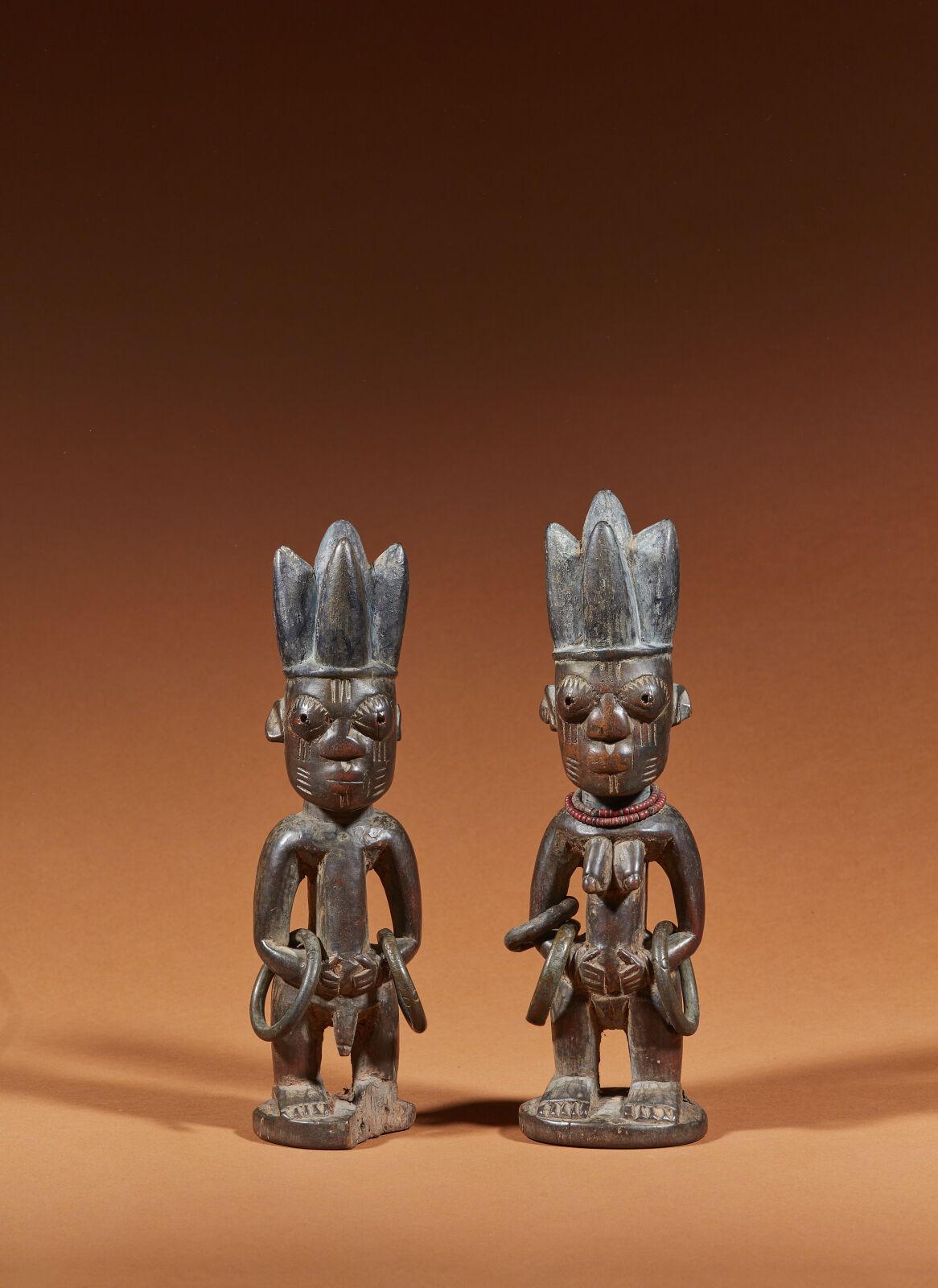 Null Paire de statuettes Ibeji
Yorouba, Nigeria
Haut. : 26,5 et 27,5 cm 

Paire &hellip;