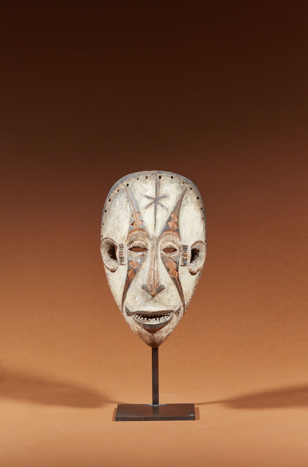 Null Masque Igbo
Nigeria
Hauteur : 31 cm (sur socle) ; 22,5 cm (sans le socle)
 &hellip;