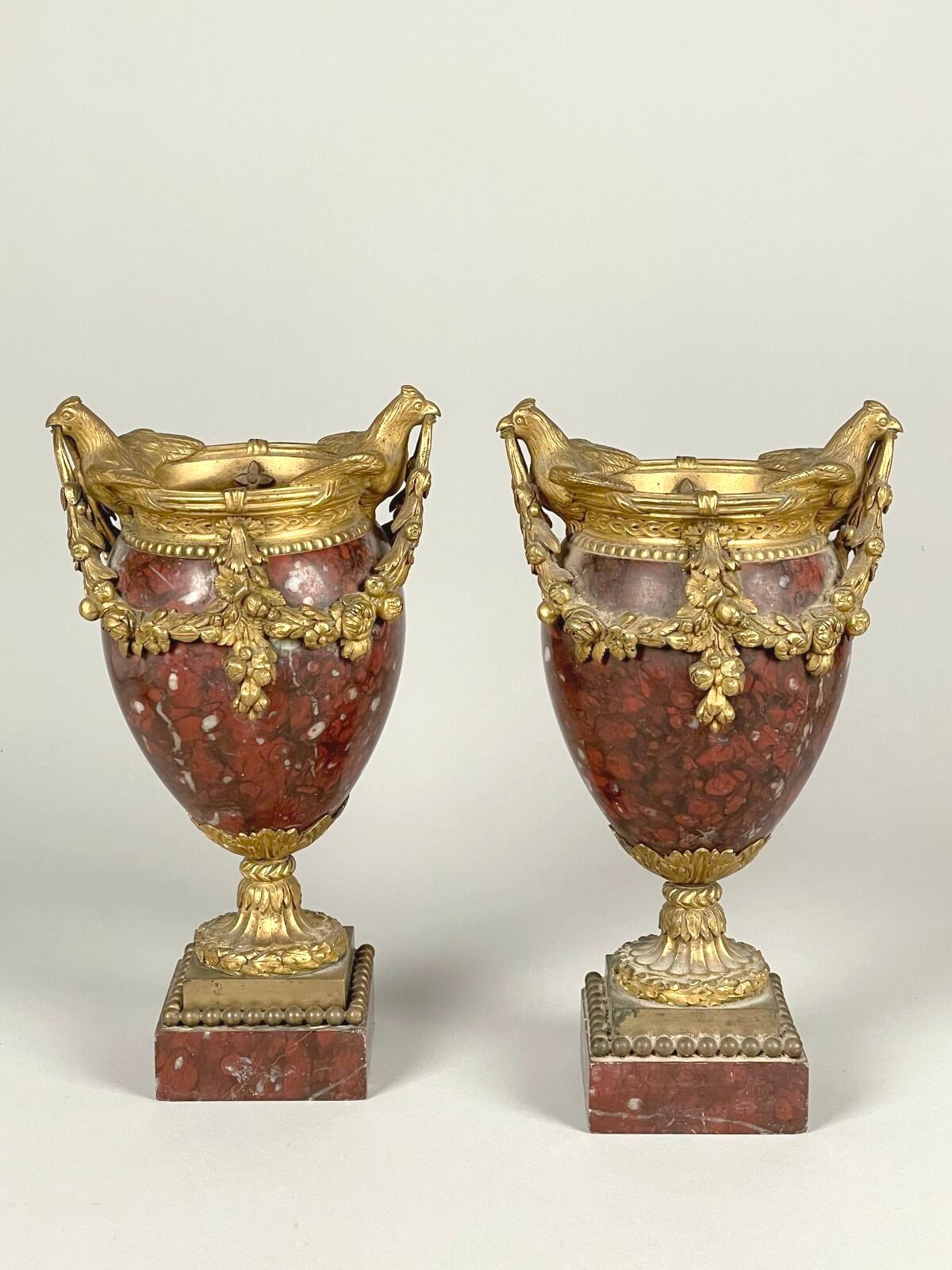 Null Paire de vases ornementaux en marbre rouge et bronze doré, le col orné d'oi&hellip;