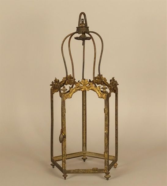 Null Lanterne en bronze doré.
XVIIIe siècle (?).
Haut. : 43 cm.
(Sans ses vitres&hellip;